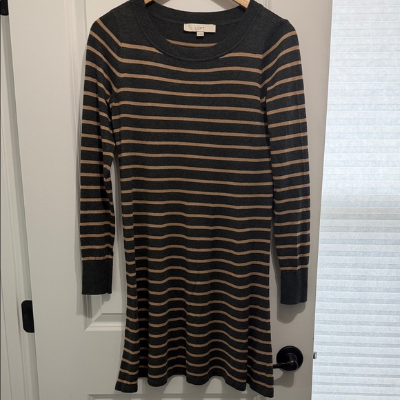 XS Women’s Loft Sweater Dress - Picture 4 of 9